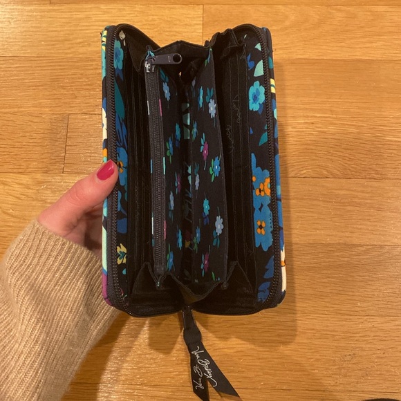 Vera Bradley RFID Jordin Continental Wallet in Midnight Blues. - Picture 3 of 3